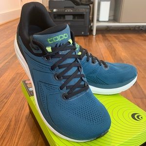 Topo Athletic Phantom 2